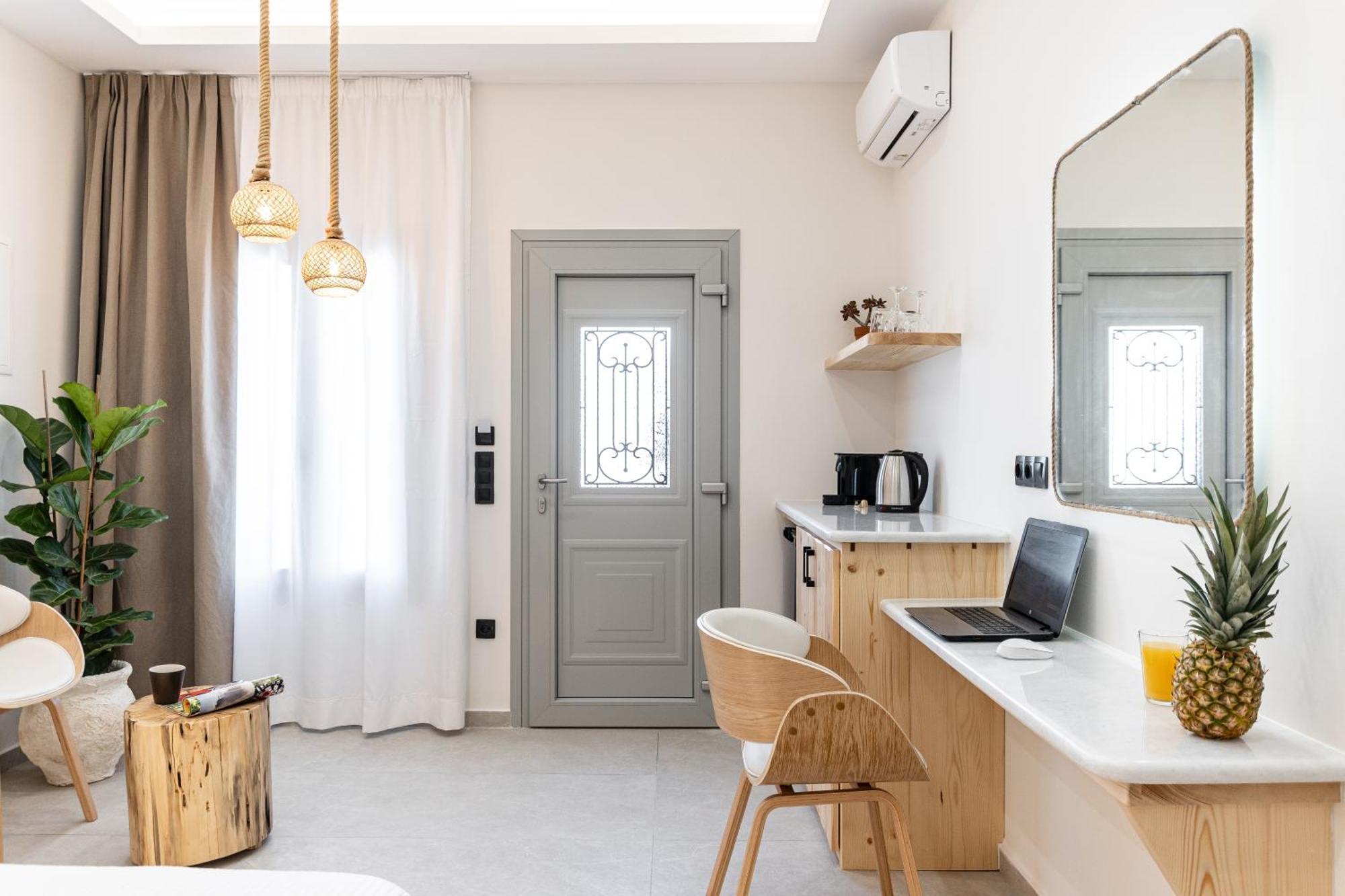 Adama'S Suites Naxos City Room photo