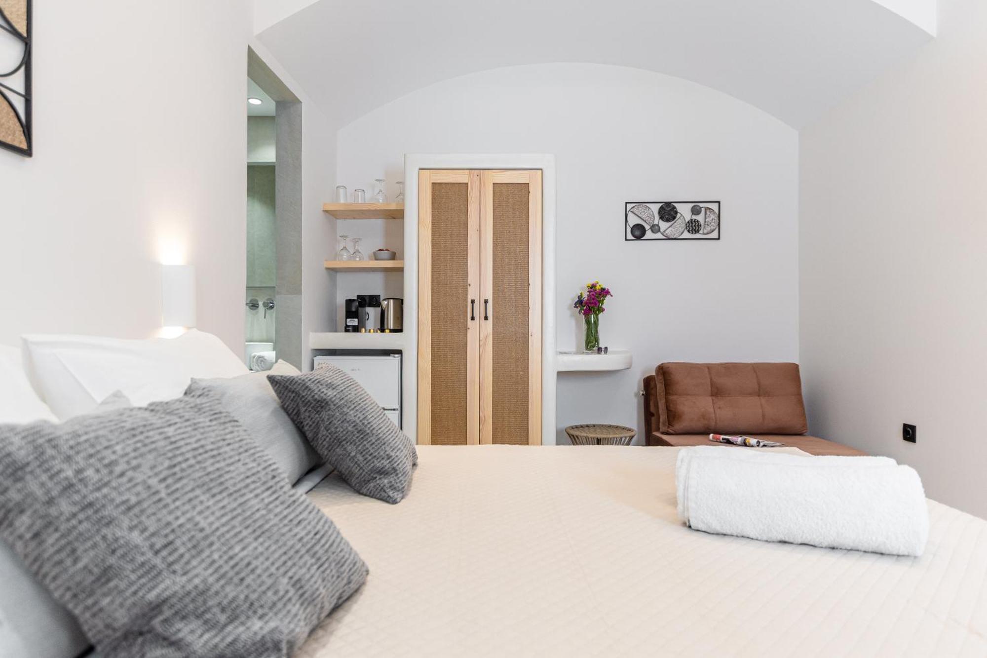 Adama'S Suites Naxos City Room photo
