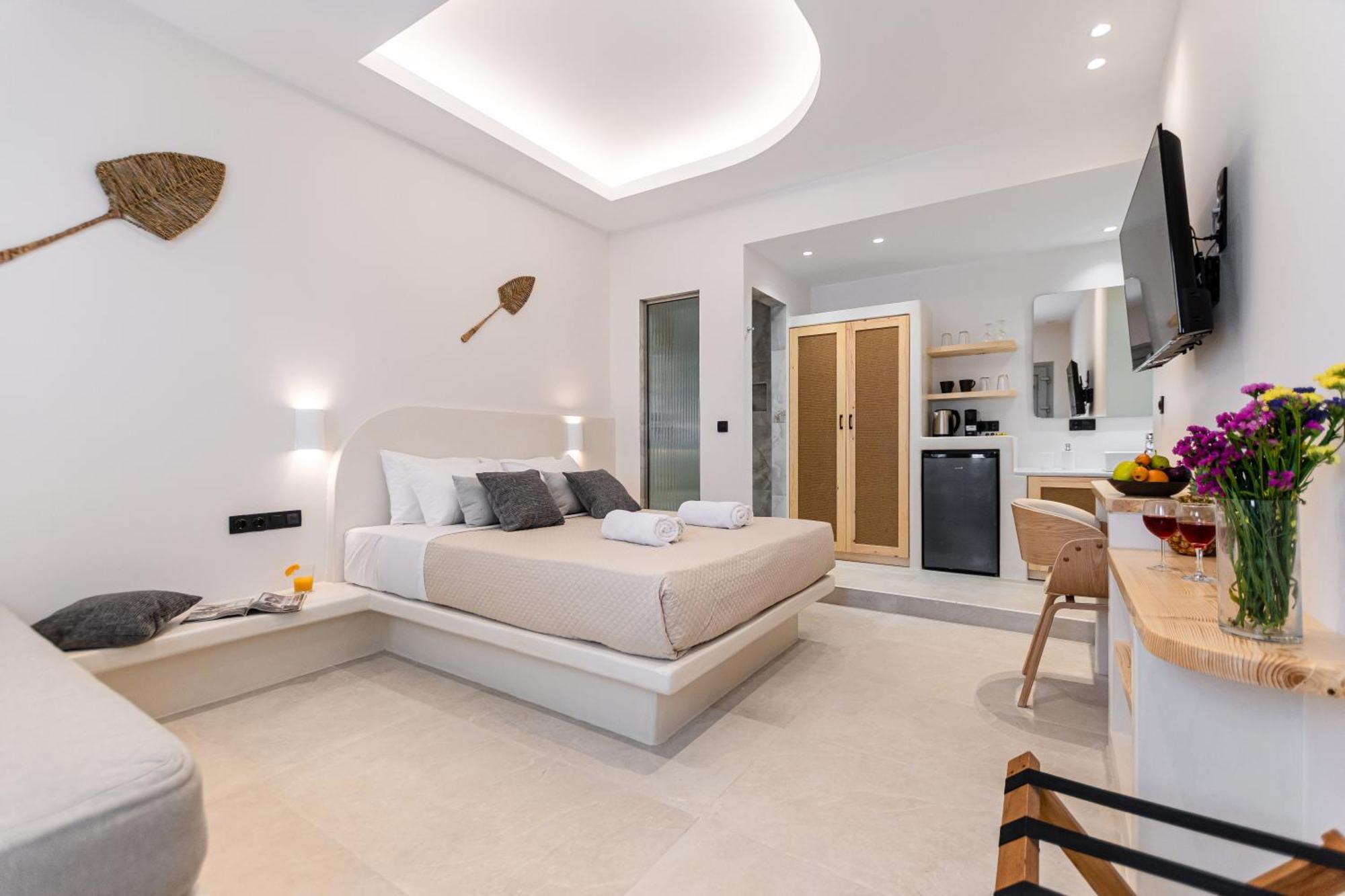 Adama'S Suites Naxos City Room photo