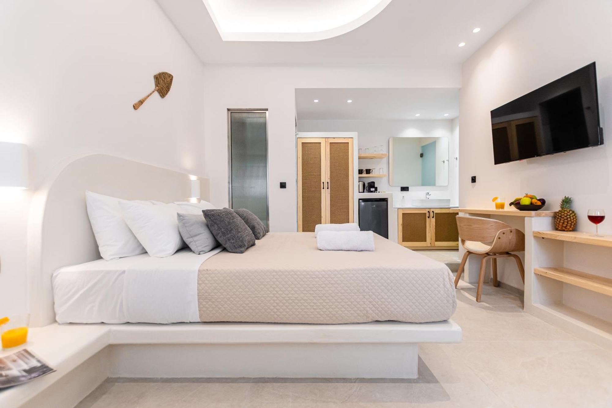 Adama'S Suites Naxos City Room photo