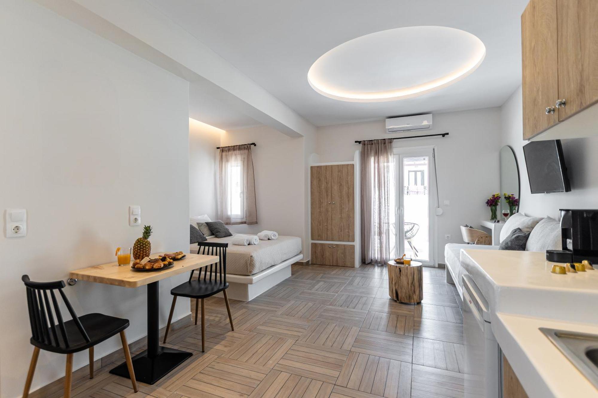 Adama'S Suites Naxos City Room photo