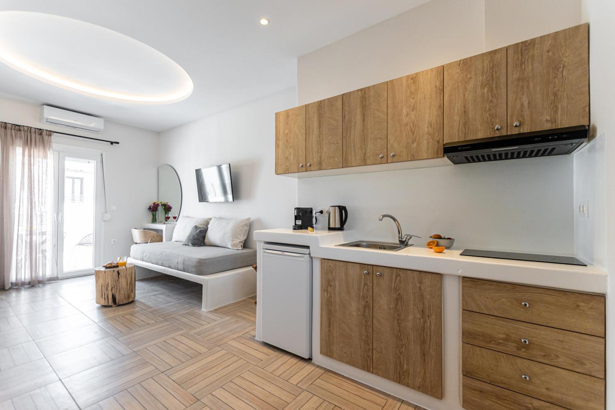 Adama'S Suites Naxos City Room photo